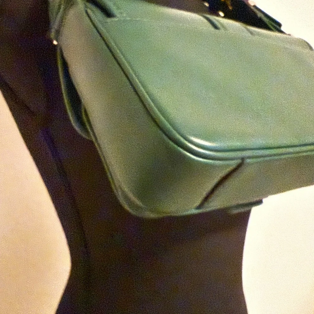 Michael Kors Colby Medium Shoulder Bag in Bosco (Green) - Picture 6 of 11